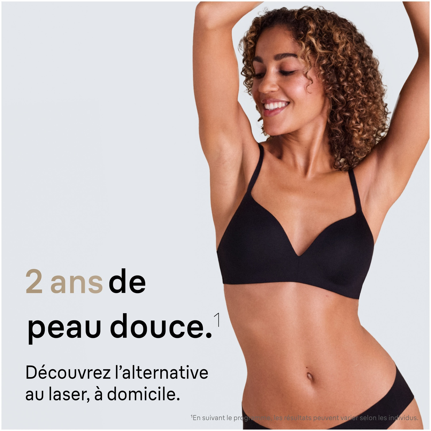 Une femme aux cheveux bouclés sourit, bras levés. Elle porte un soutien-gorge et des sous-vêtements noirs. Texte : '2 ans de peau douce. Découvrez l'alternative'.