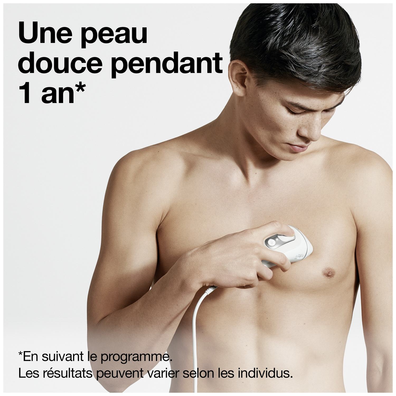Un homme tient un appareil blanc contre sa poitrine. Le texte en haut dit : « Peau douce pendant 1 an ».