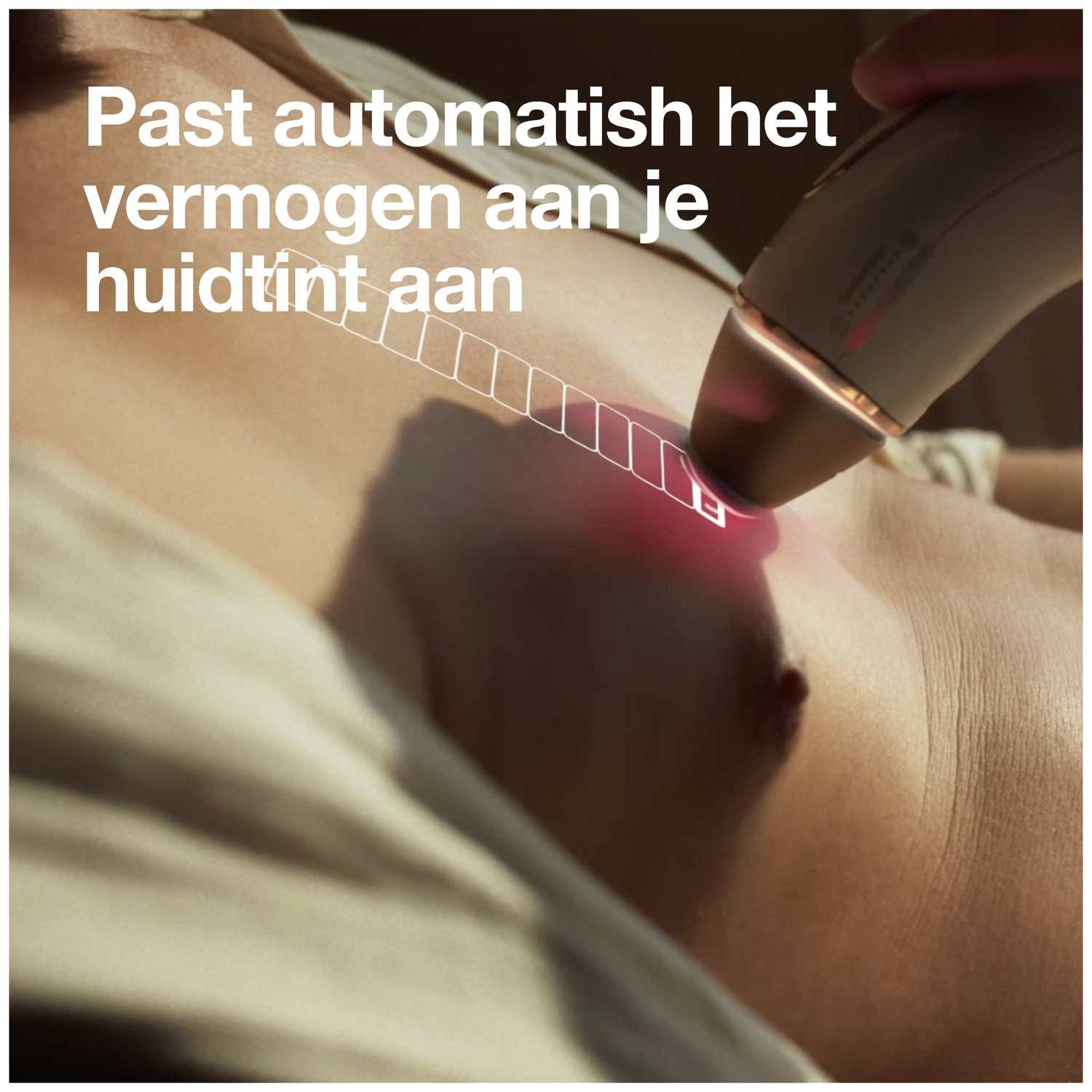 Torso van een persoon met een apparaat dat rood licht uitzendt, waarschijnlijk voor ontharing. Het apparaat raakt de huid.