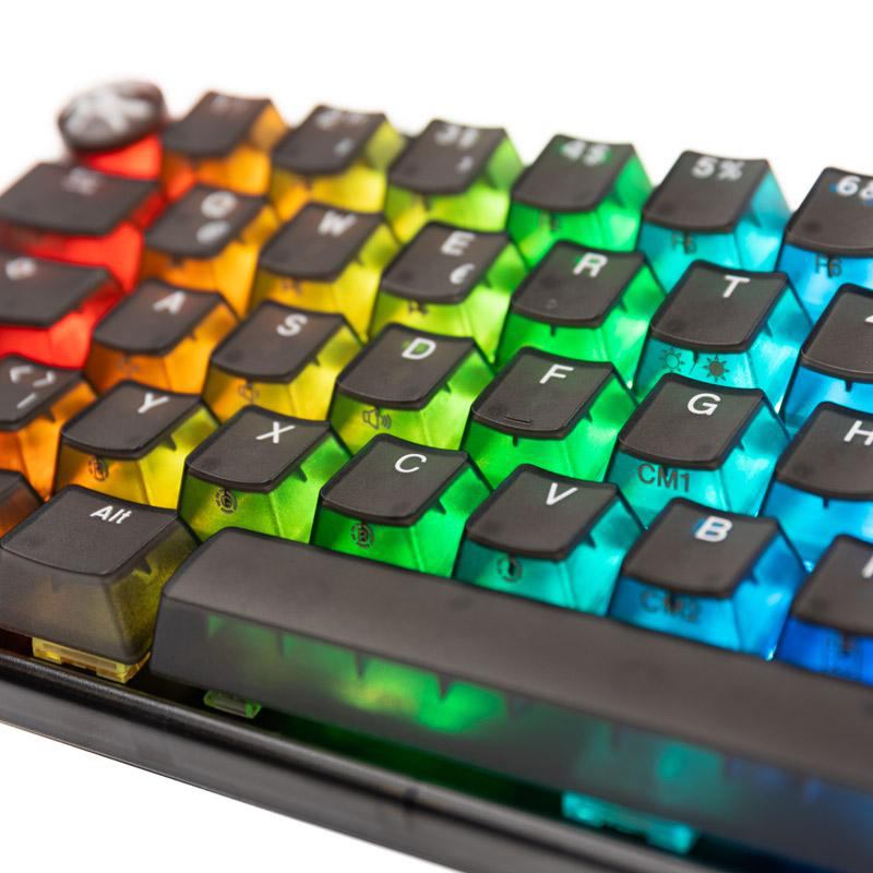 Nahaufnahme einer regenbogenfarbenen Tastatur. Die Tasten sind schwarz mit weißen Buchstaben. Die Farben gehen von Rot nach Blau über.