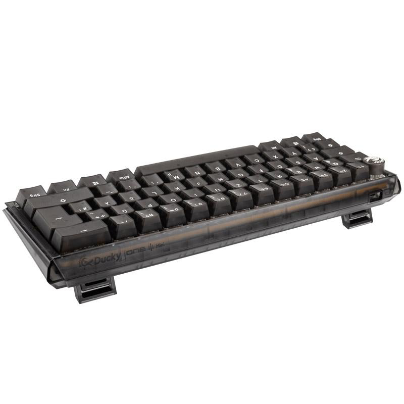 Eine schwarze Tastatur mit transparenten Seiten. Sie hat schwarze Tastenkappen mit weißen Buchstaben und Symbolen. Der Hintergrund ist weiß.