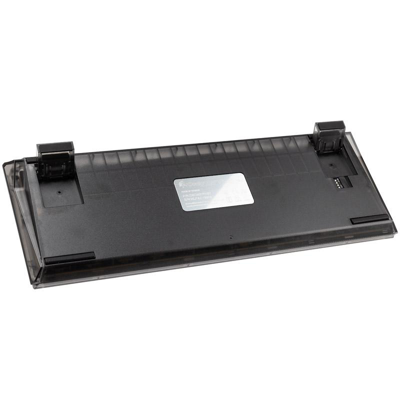 Die Unterseite einer schwarzen Tastatur. Sie hat eine rechteckige Form und ein Etikett in der Mitte. Es gibt kleine Füße und Erhöhungen.