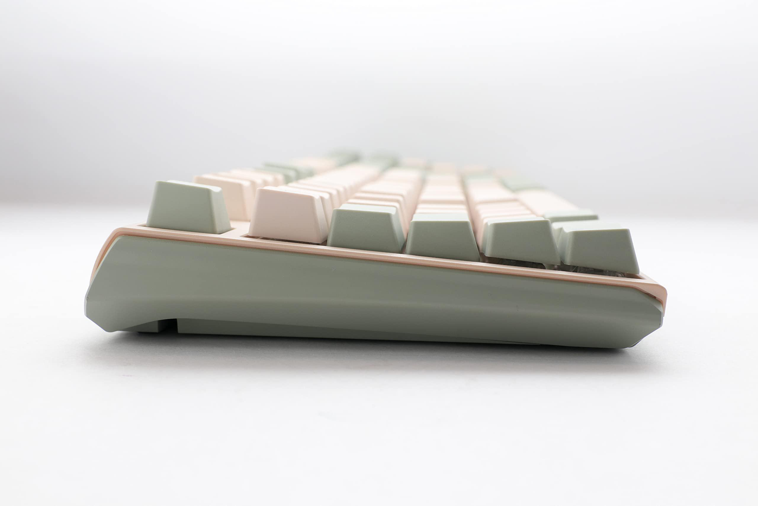 Seitenansicht einer Tastatur. Die Tasten sind hellrosa und grün. Der Tastaturkörper ist grün.