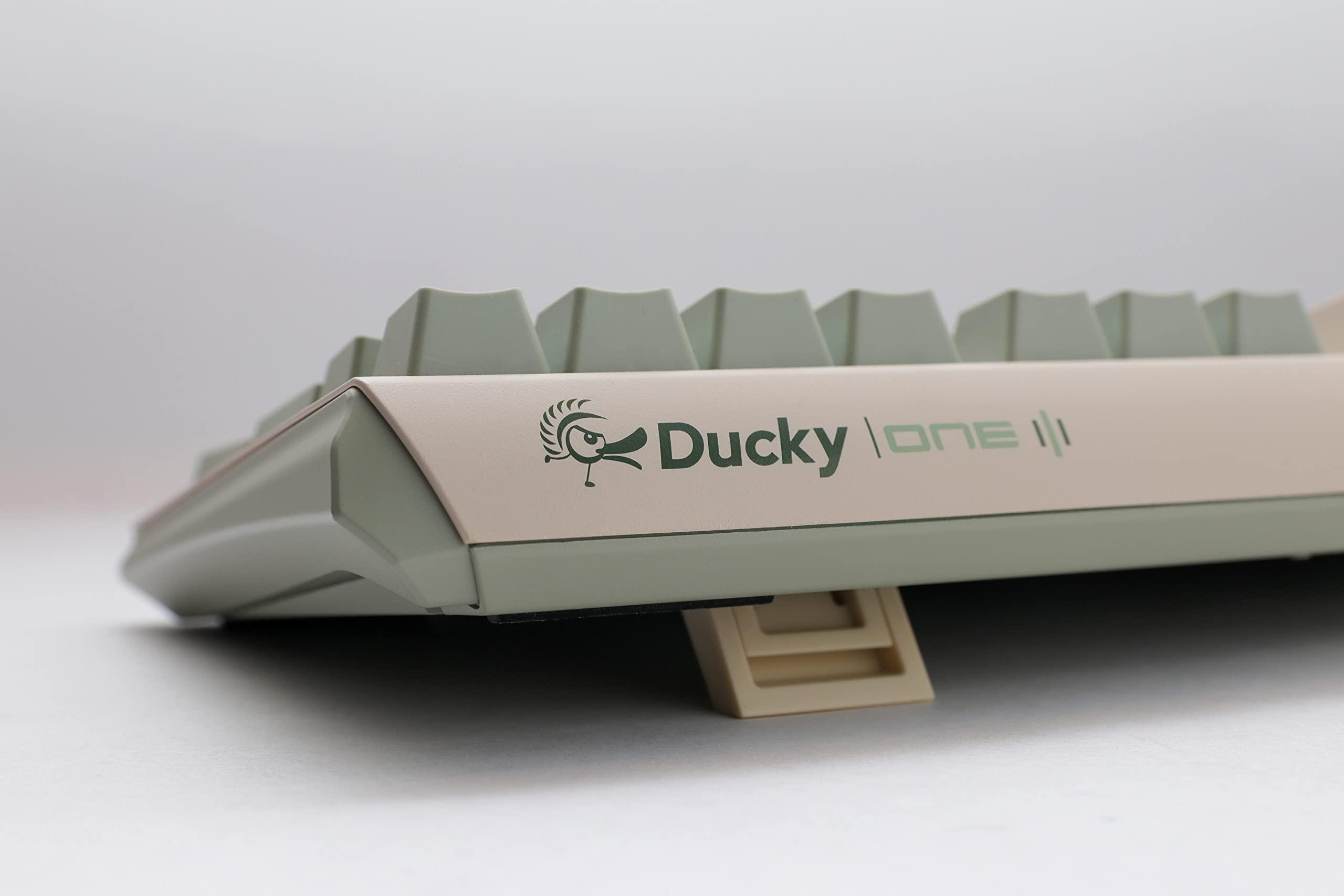 Nahaufnahme einer Ducky One II mechanischen Tastatur, beige und grün, mit Ducky-Logo und Text an der Seite.