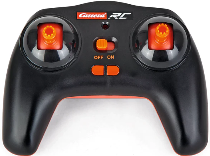 Schwarze Fernbedienung mit orangen Akzenten. Mit zwei Joysticks, einem Ein-/Ausschalter und Tasten. Carrera RC Logo sichtbar.