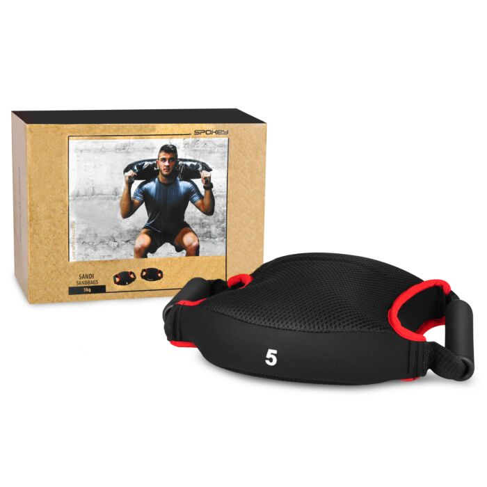 Czarny worek z piaskiem z czerwonymi akcentami i numerem 5, obok pudełka z mężczyzną ćwiczącym z podobnym workiem z piaskiem.