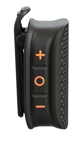 Czarny głośnik z pomarańczowymi przyciskami głośności. Z boku klips. Perforowana kratka po prawej stronie.