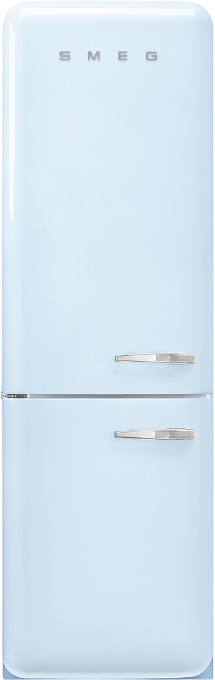 Ein hellblauer SMEG-Kühlschrank mit silbernen Griffen. Er hat einen oberen und einen unteren Abschnitt. Das SMEG-Logo befindet sich oben.