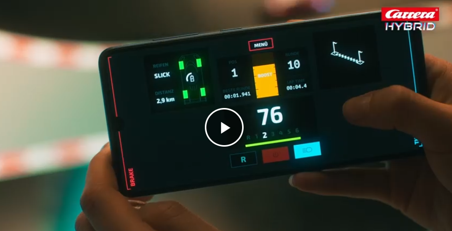 Eine Hand hält ein Telefon mit einer Rennoberfläche, die Geschwindigkeit 76, Rundenzeit und Reifeninformationen zeigt. Carrera Hybrid-Logo.
