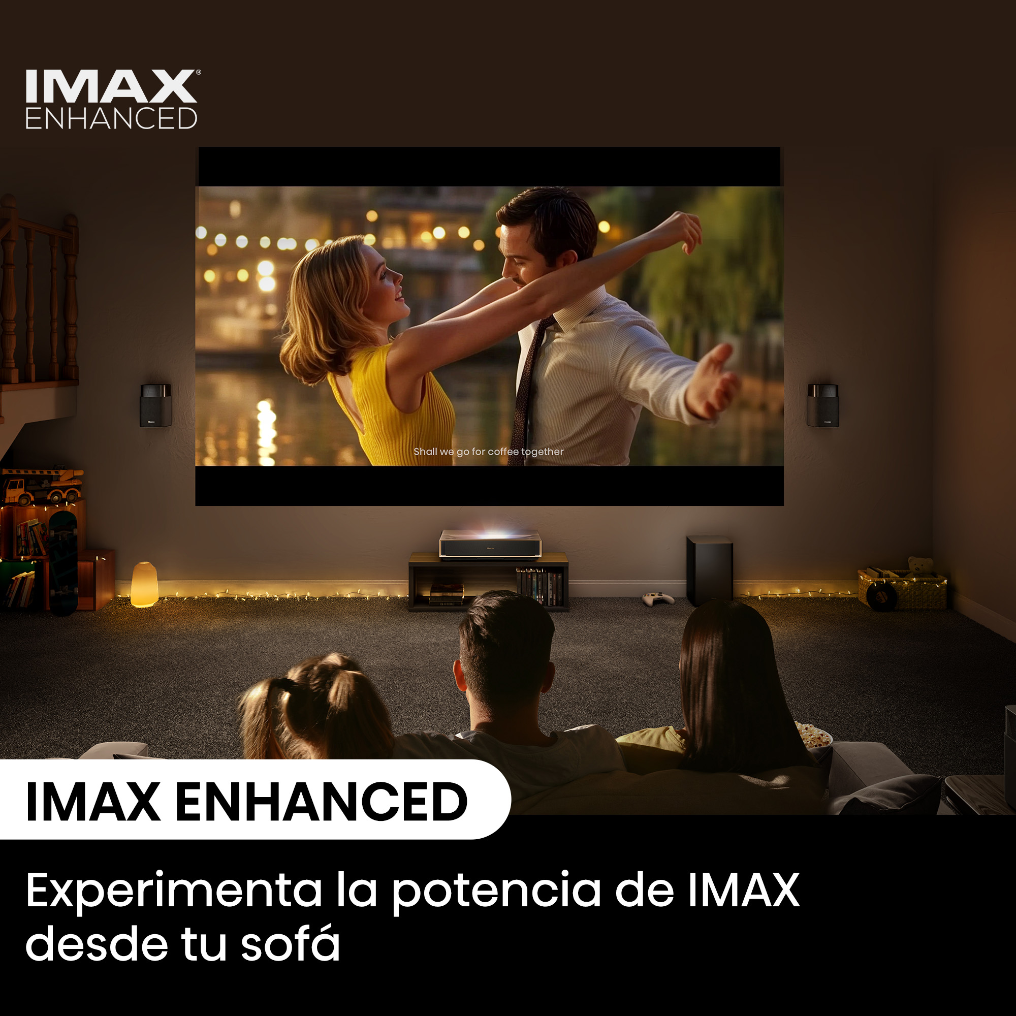 Salón con proyector y familia viendo cine. Texto: IMAX ENHANCED. Experimenta la potencia de IMAX desde tu sofá.