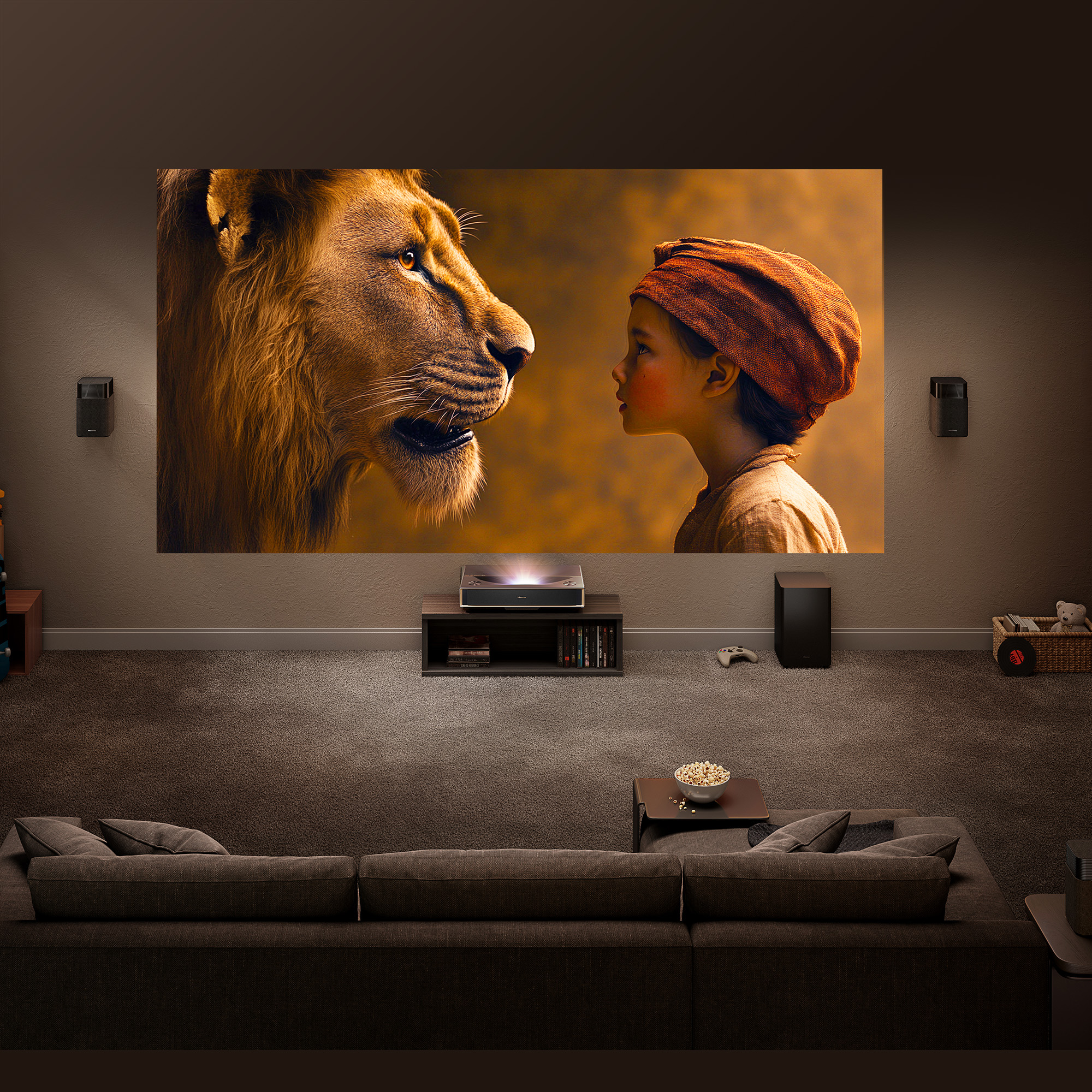 Un león y un niño se enfrentan en una pantalla. Hay un proyector debajo. Un sofá y palomitas de maíz están en la habitación.