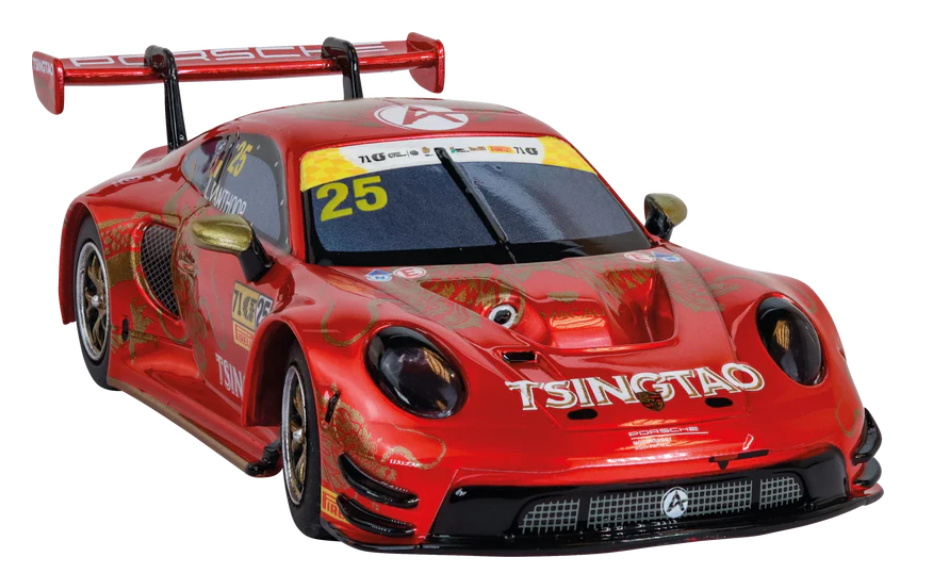 Rotes Porsche-Rennwagenmodell mit goldenen Akzenten, Nummer 25, Sponsorenlogos und Heckflügel.