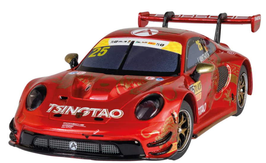 Ein roter Porsche-Rennwagen mit goldenen Akzenten und Sponsorenlogos. Das Auto hat die Nummer 25. Der Hintergrund ist weiß.