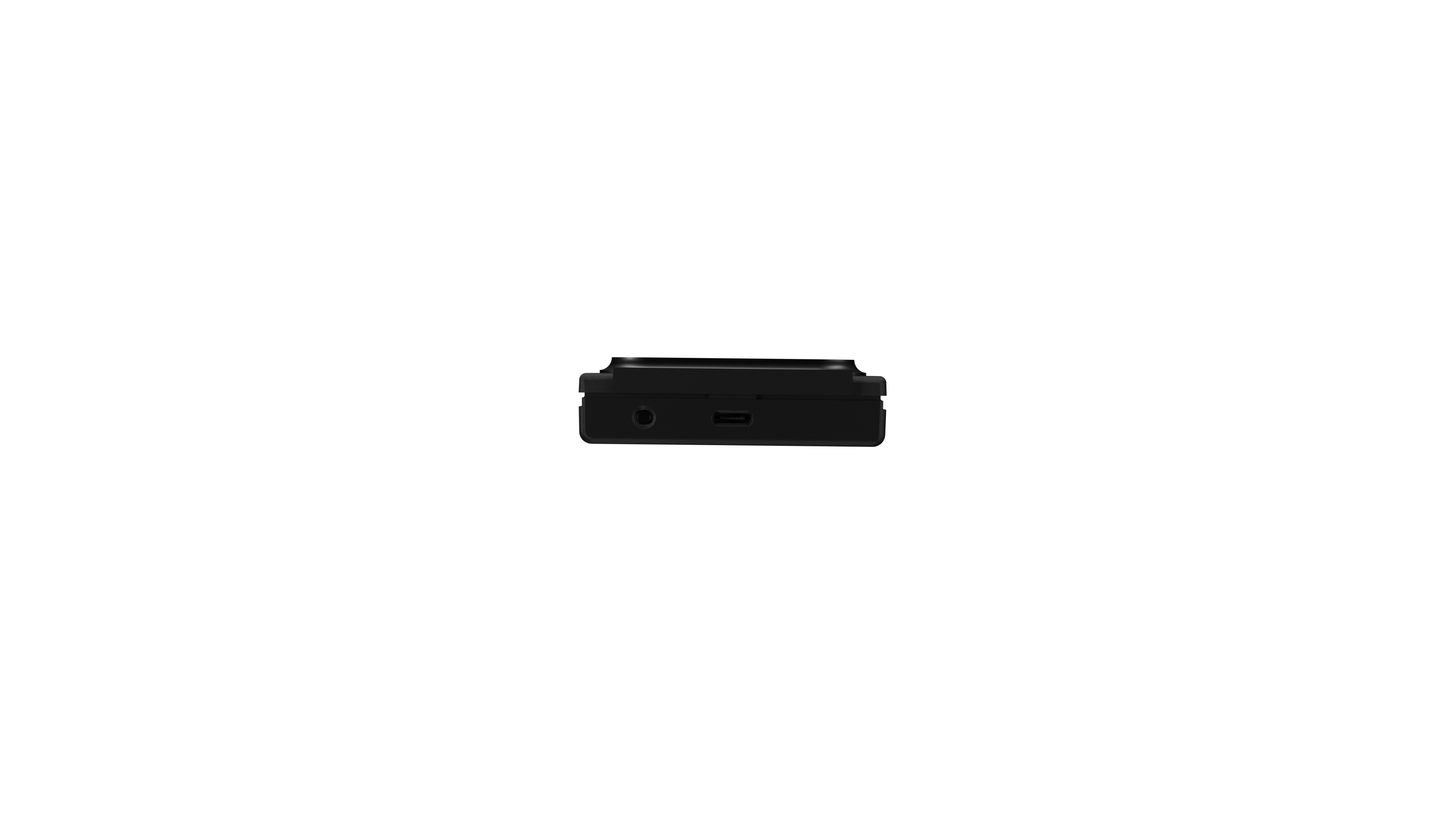 Ein schwarzes Gerät von der Seite, mit Kopfhöreranschluss und USB-C-Anschluss, vor weißem Hintergrund.