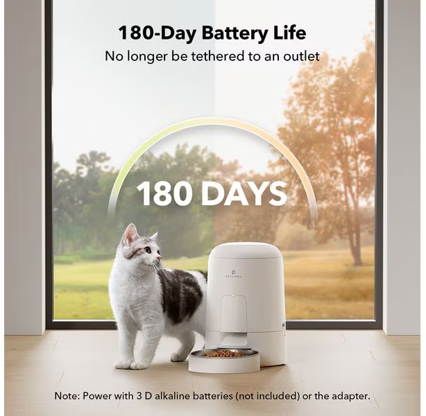 Un gatto accanto a un distributore di cibo bianco. L'immagine evidenzia 180 giorni di batteria, con una finestra e alberi sullo sfondo.