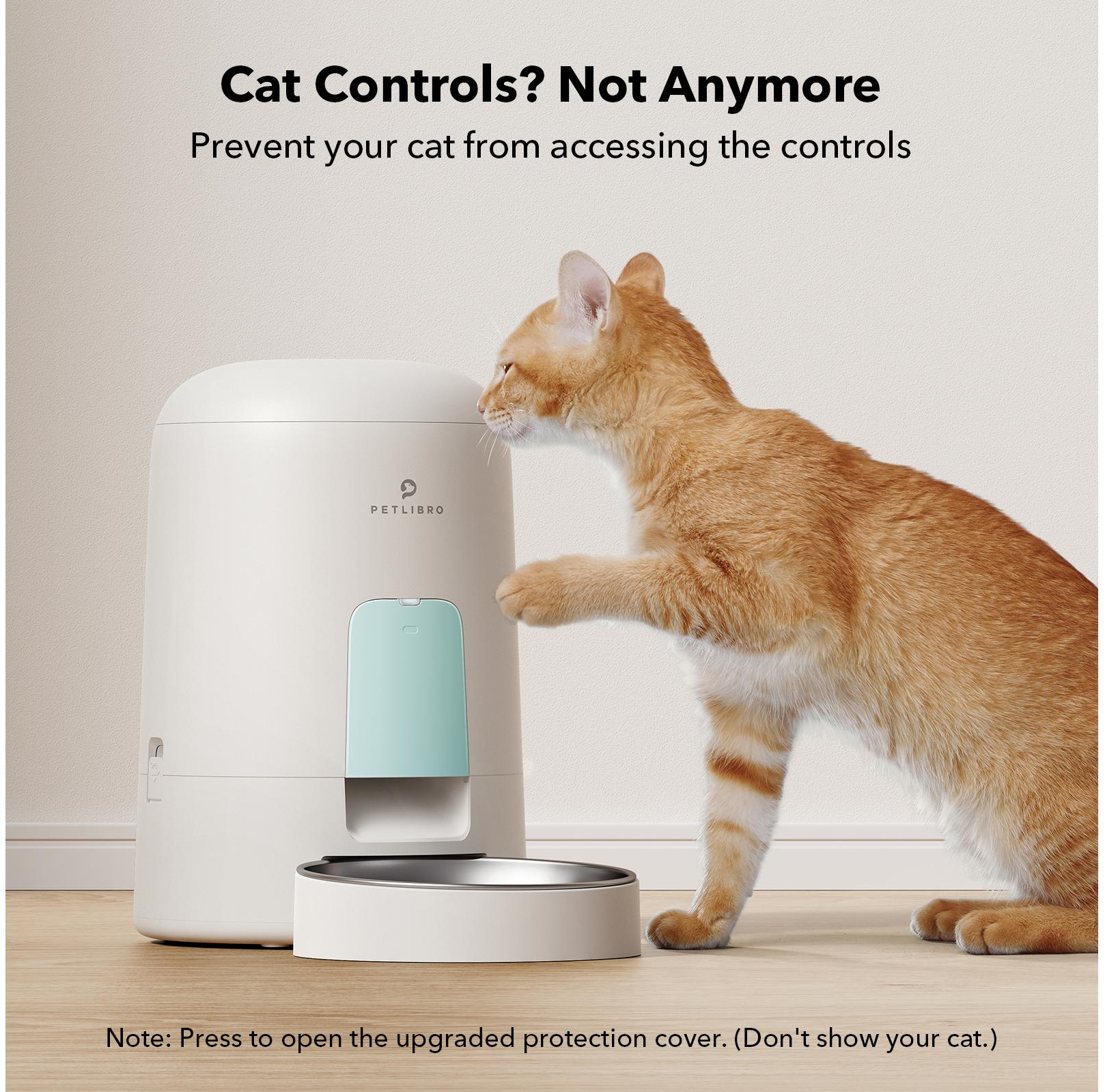 Un gatto arancione si protende verso un distributore di cibo bianco. Il testo dice: 'Controlli per gatti? Non più'.