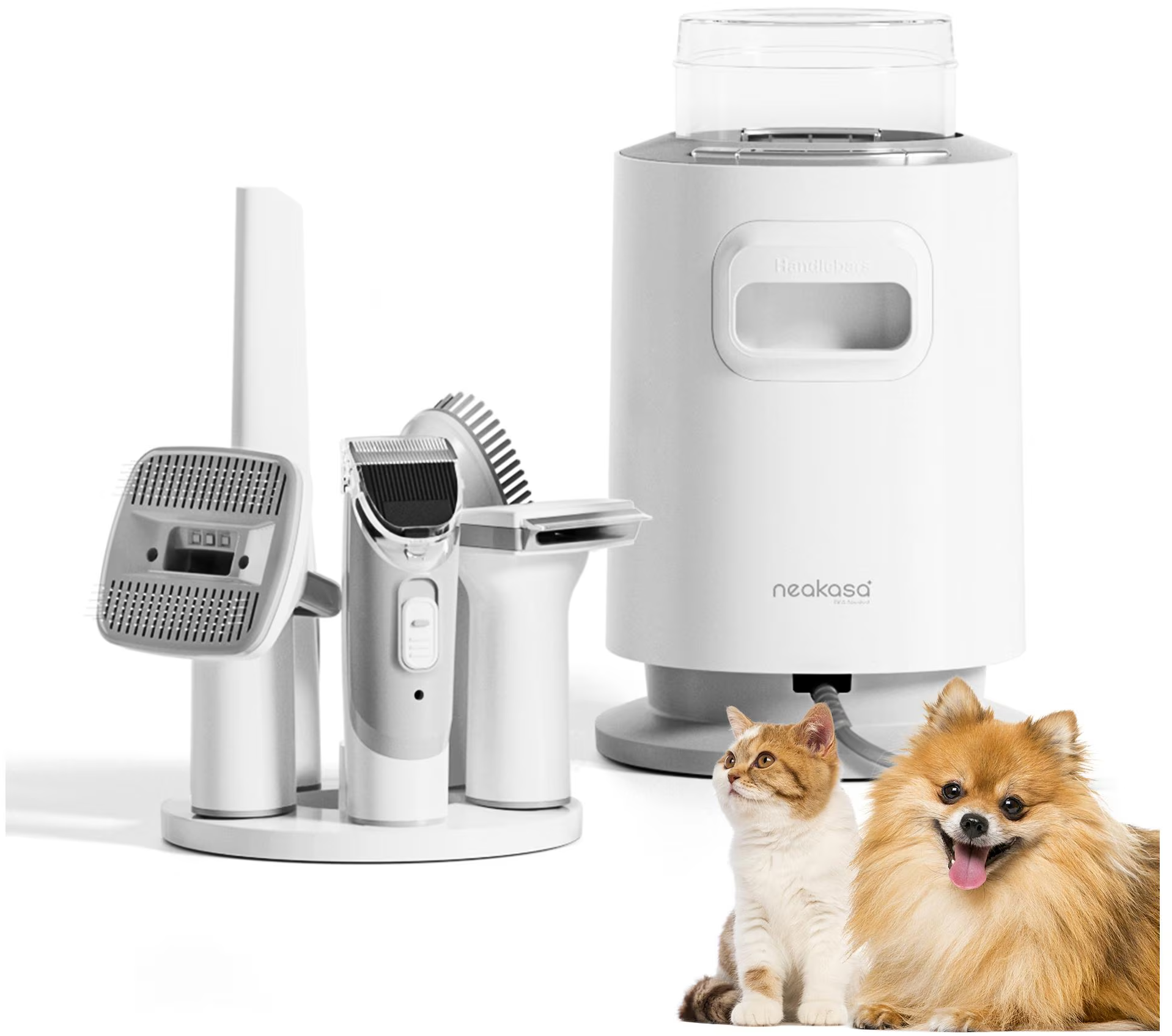 Un kit de toilettage pour animaux de compagnie blanc avec un chat et un chien. Le chien est marron avec la langue dehors. Le chat est blanc et orange.