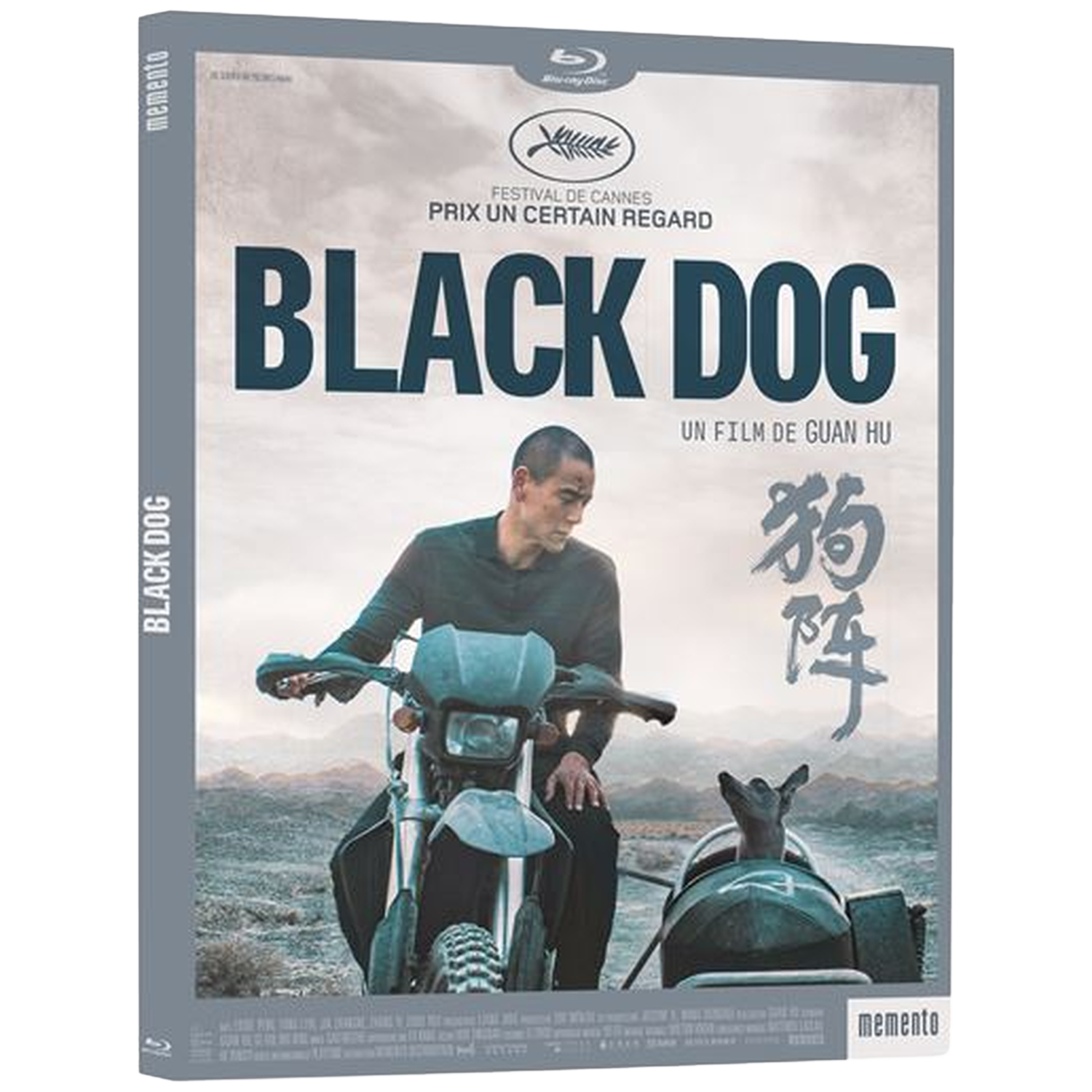 DVD-hoes voor Black Dog. Een man op een motor met een zijspan met een hond. De achtergrond is een landschap. Titel in grote letters.