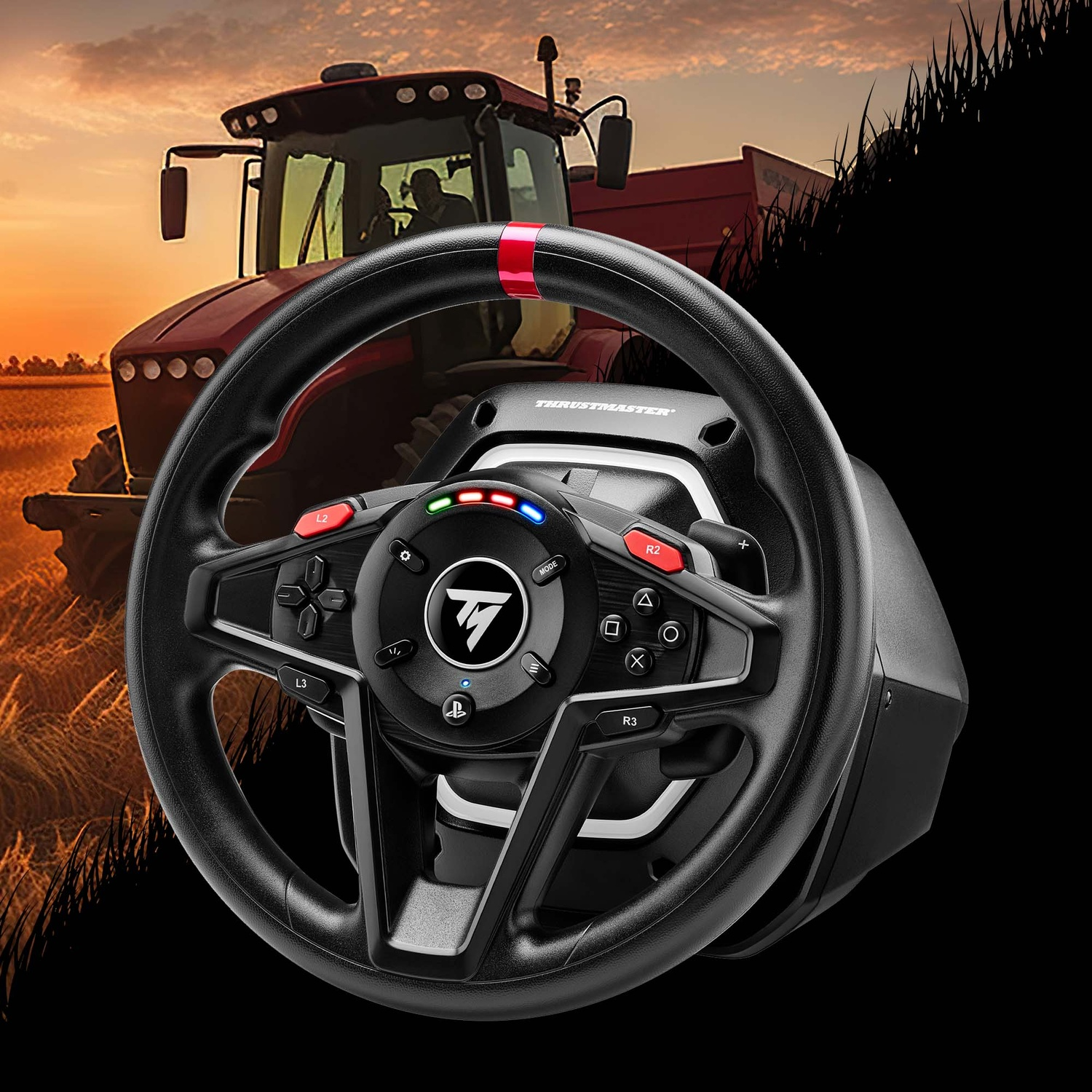 Un volant noir Thrustmaster pour un simulateur de tracteur. Un tracteur rouge est en arrière-plan avec un coucher de soleil.