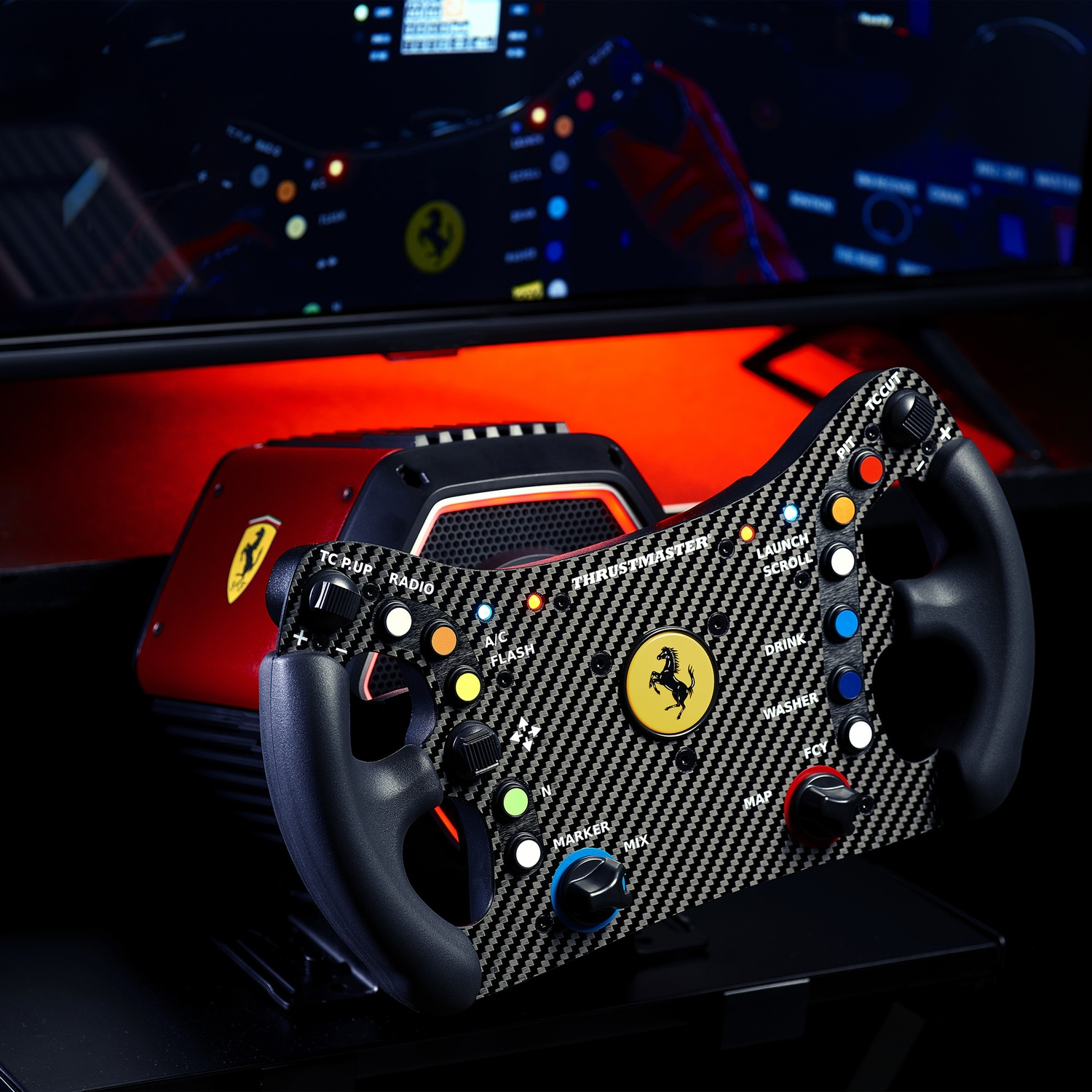 Gros plan d'un volant de course Ferrari. Boutons et commandes sont visibles, avec un design en fibre de carbone et un écran en arrière-plan.