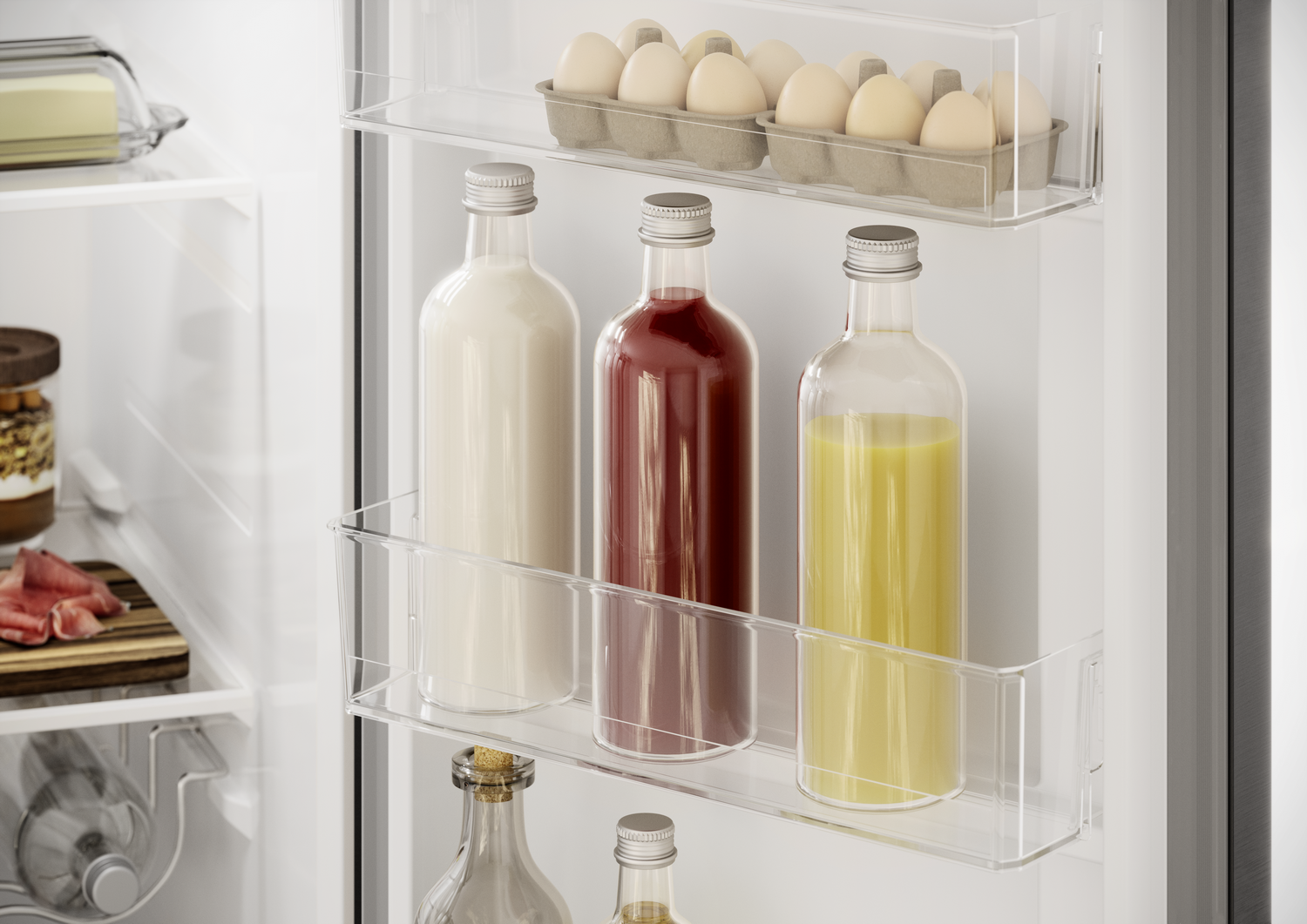 Dentro de una nevera: botellas de leche, zumo y un líquido rojo, junto con huevos. También se ven mantequilla, carne y otros artículos.