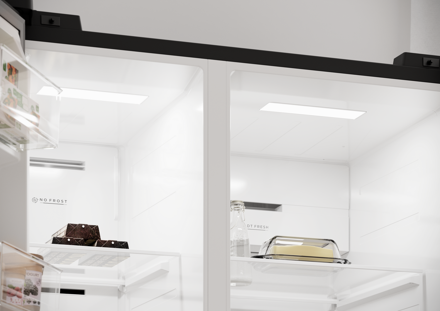 Refrigerador abierto con estantes. En el interior hay productos como cajas de chocolate y una mantequera. El frigorífico es blanco.
