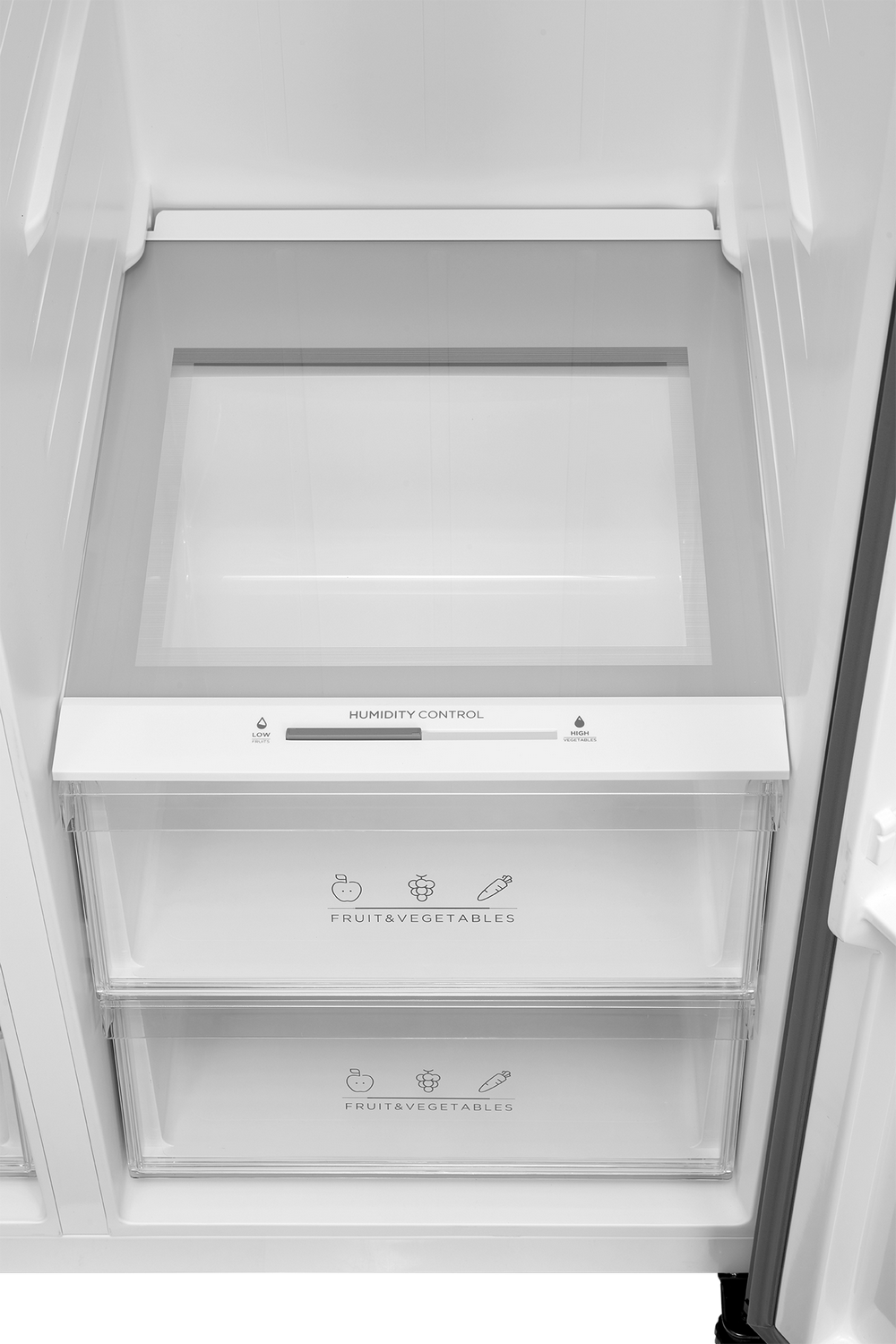 Dentro de un refrigerador, se ven cajones para frutas y verduras. Control de humedad presente. El diseño es moderno y de líneas limpias.