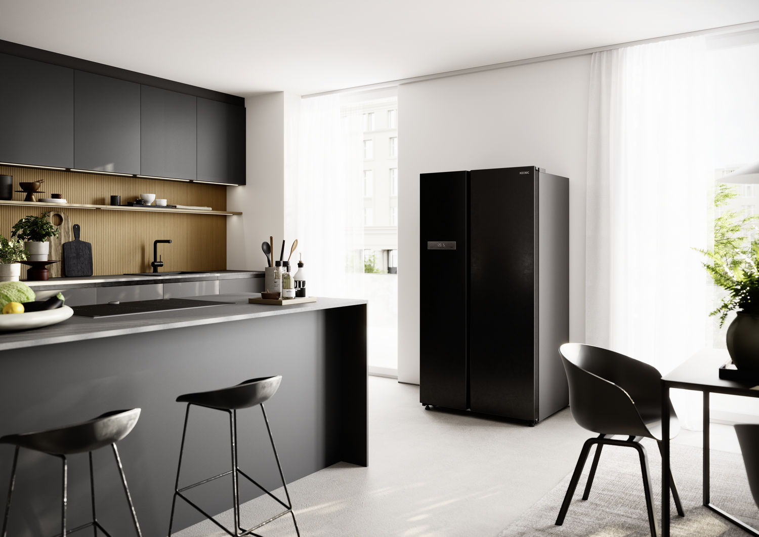 Cocina moderna con electrodomésticos negros, isla central con taburetes y nevera negra. Luz natural de ventana.