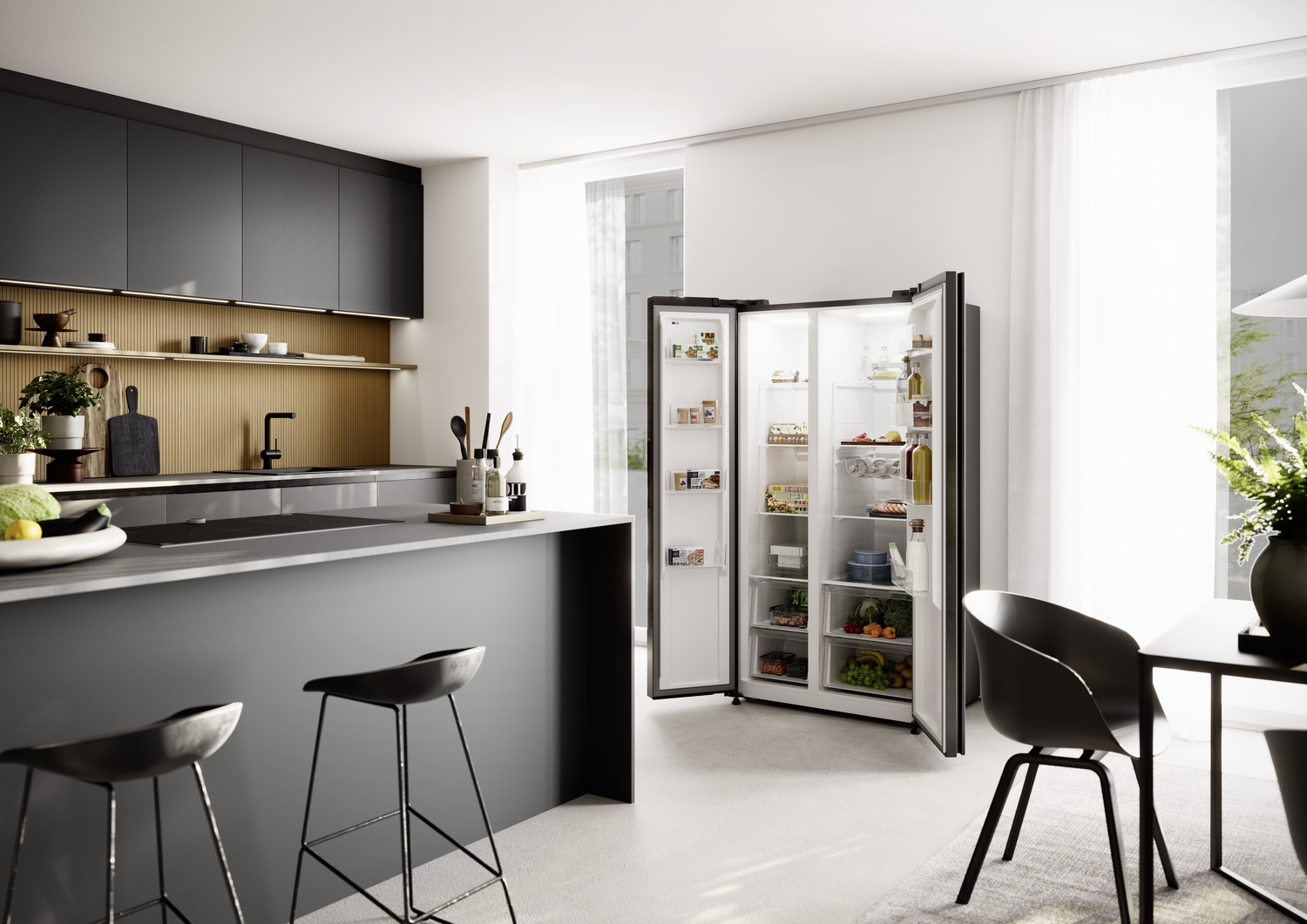 Una cocina moderna con una nevera abierta. Hay taburetes, una isla de cocina y una mesa de comedor con sillas.