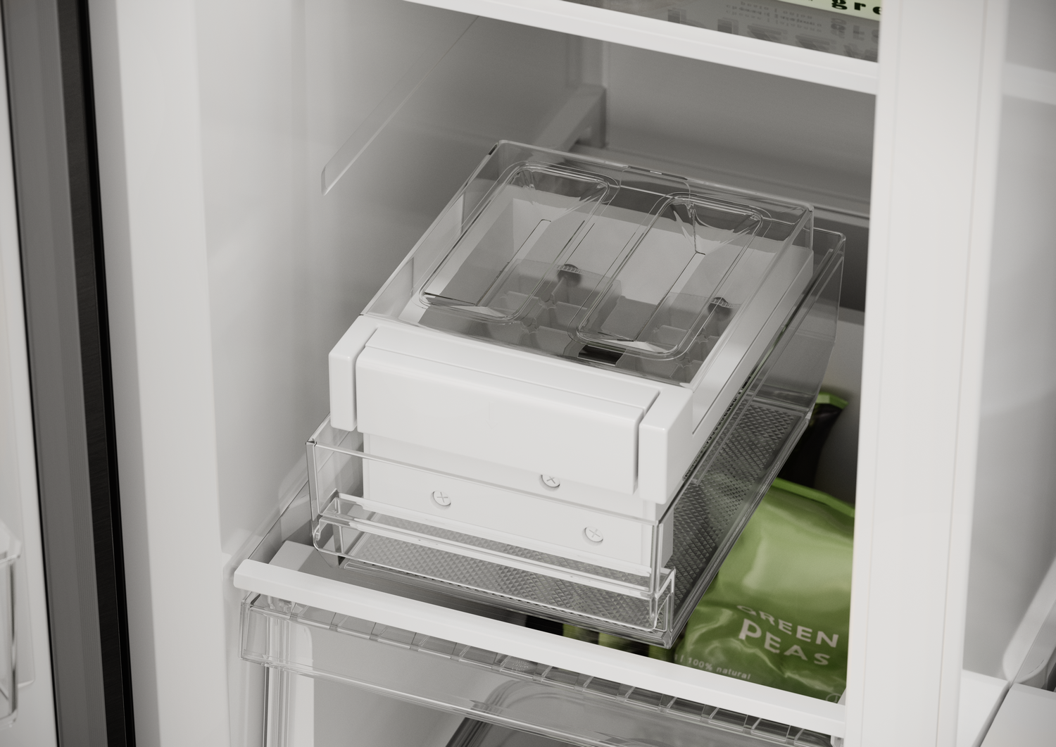 Dentro de un refrigerador: cajones blancos, recipientes transparentes y una bolsa verde de guisantes. El refrigerador está abierto y bien iluminado.