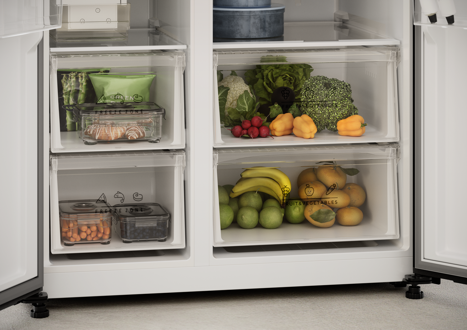 Refrigerador abierto lleno de frutas, verduras y alimentos congelados. Incluye pimientos, plátanos, manzanas, coliflor, brócoli y más.