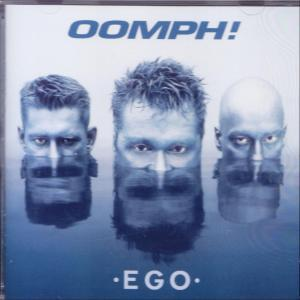 Album borító: Három férfi arc emelkedik ki a vízből, a 'OOMPH!' zenekar nevével és az 'EGO' album címével.