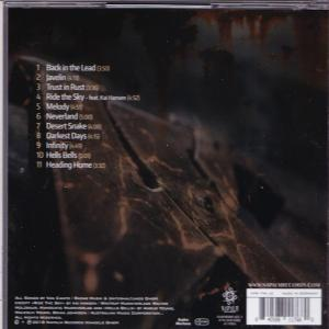 CD hátlapja. Sötét háttér, látható tracklista. Tartalmazza a dalok címeit, mint például a 'Back in the Lead' és a 'Trust in Rust'.