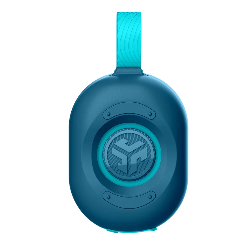 Ein blaues und türkisfarbenes JLab Go Air Pop-Ohrhörer-Etui mit einem türkisfarbenen Riemen und Logo. Der Hintergrund ist weiß.