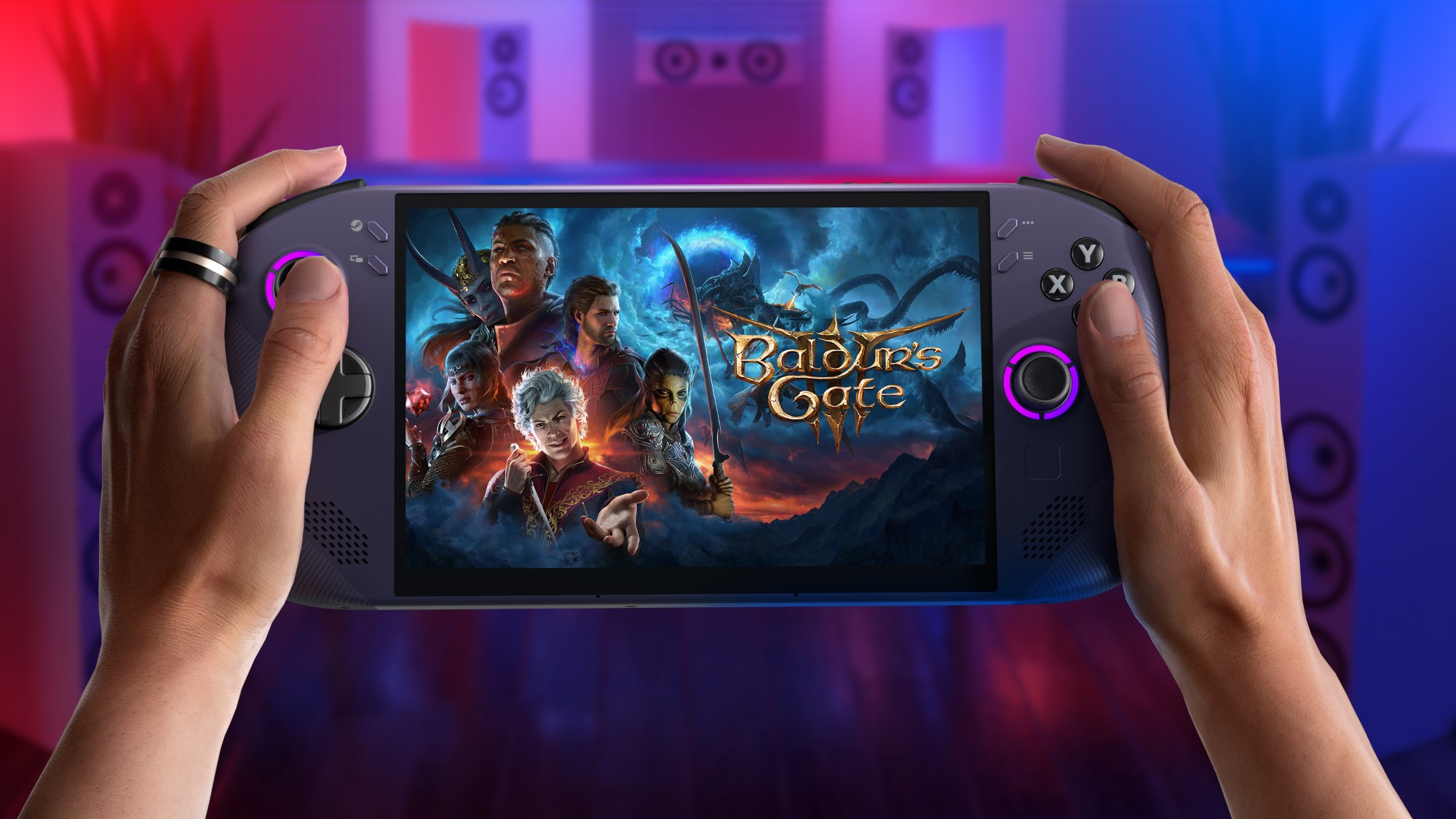 Dłonie trzymające fioletową konsolę przenośną z grafiką z gry Baldur's Gate. Czerwone i niebieskie oświetlenie w tle z głośnikami.
