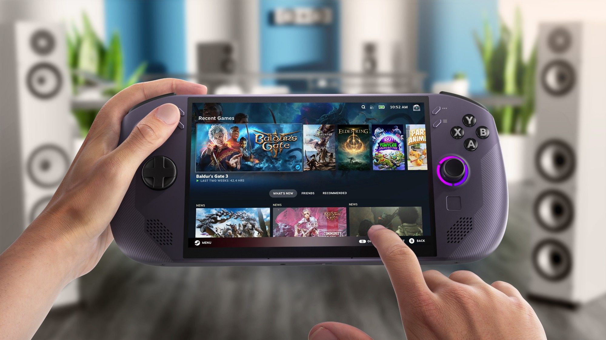 Osoba trzyma fioletowe urządzenie do gier przenośnych. Ekran wyświetla miniatury gier, z podświetlonym 'Baldur's Gate 3'.