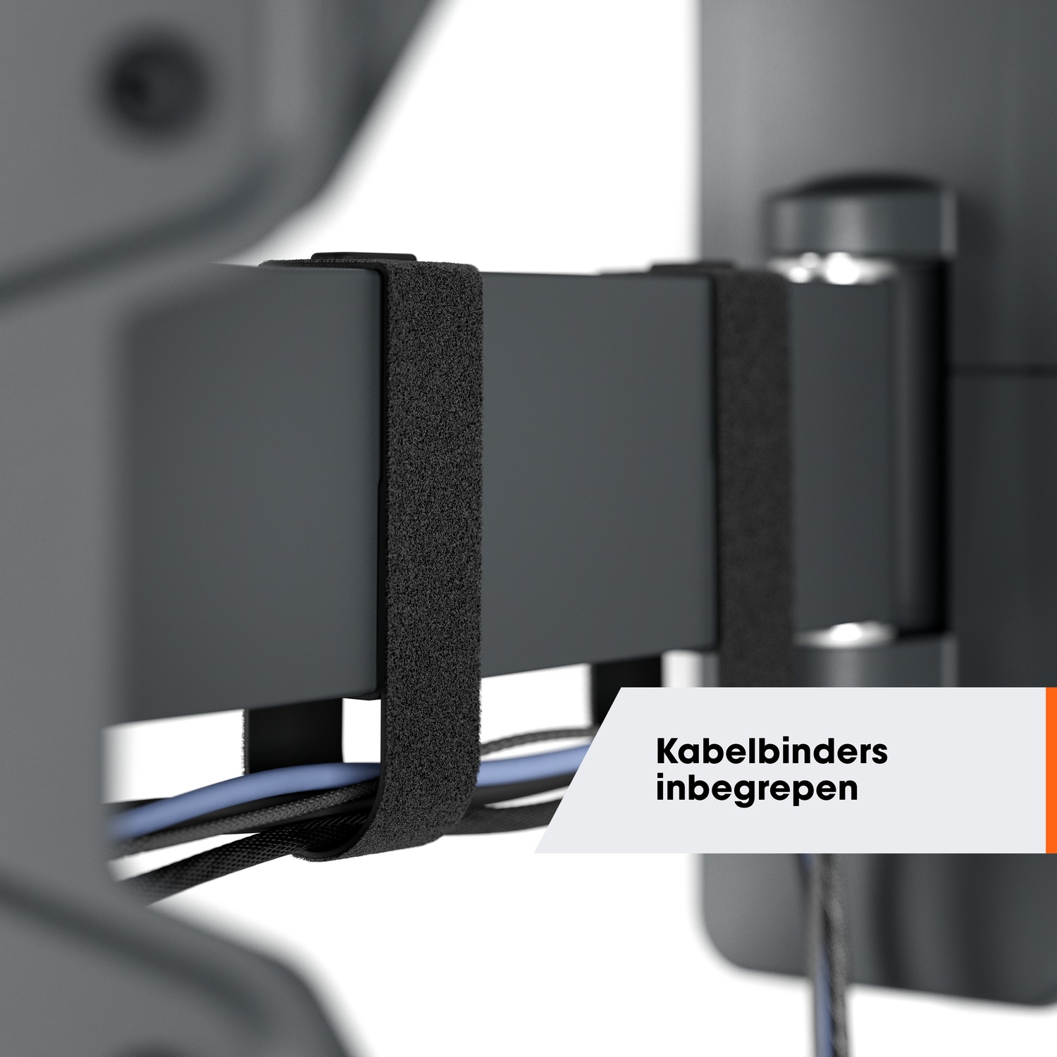 Close-up of a black cable management system with Velcro straps, holding blue and black cables. Text: Kabelbinders inbegrepen.