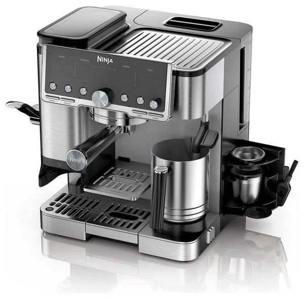 Cafetera Ninja, plateada y negra. Cuenta con botones, un dial y una varilla de vapor. Incluye un jarra para espumar leche y un portafiltro.