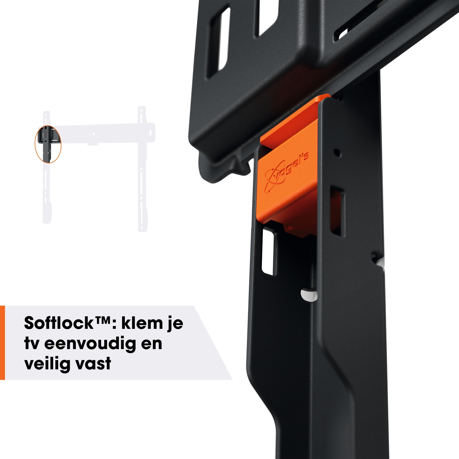 Zwarte tv-beugel met oranje vergrendelingsmechanisme. Tekst: Softlock: klem uw tv eenvoudig en veilig vast. Witte achtergrond.
