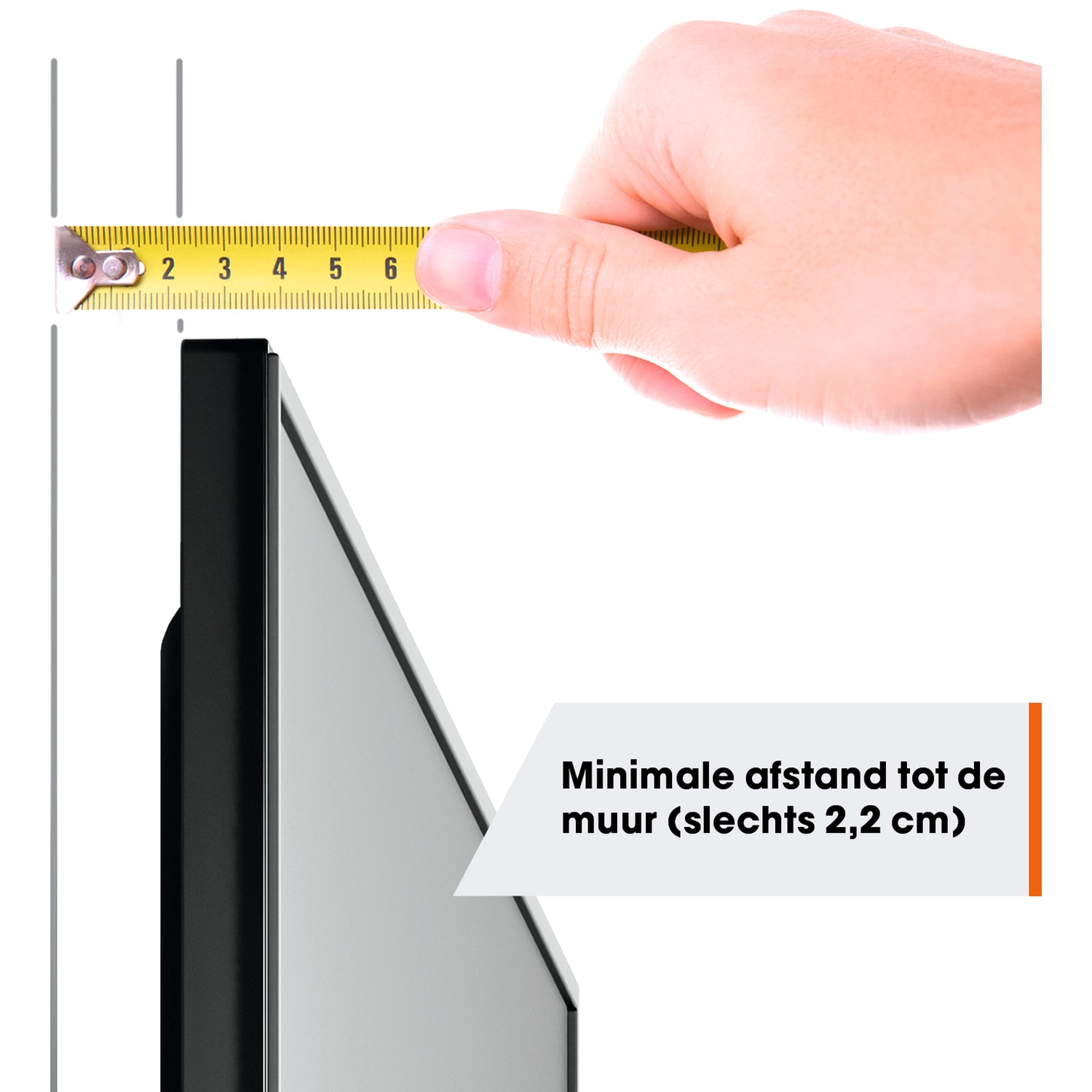 Een hand houdt een gele rolmaat in de buurt van een zwart object. De rolmaat toont 2 tot 6 cm. Tekst: "minimale afstand tot de muur (slechts 2,2 cm)".