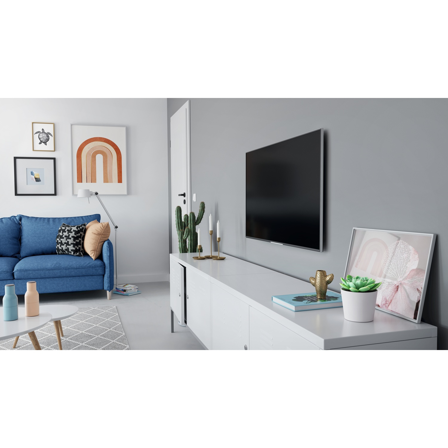 Woonkamer met blauwe bank, witte kast, tv en decoratieve items. Schilderijen en planten geven kleur aan de scène.