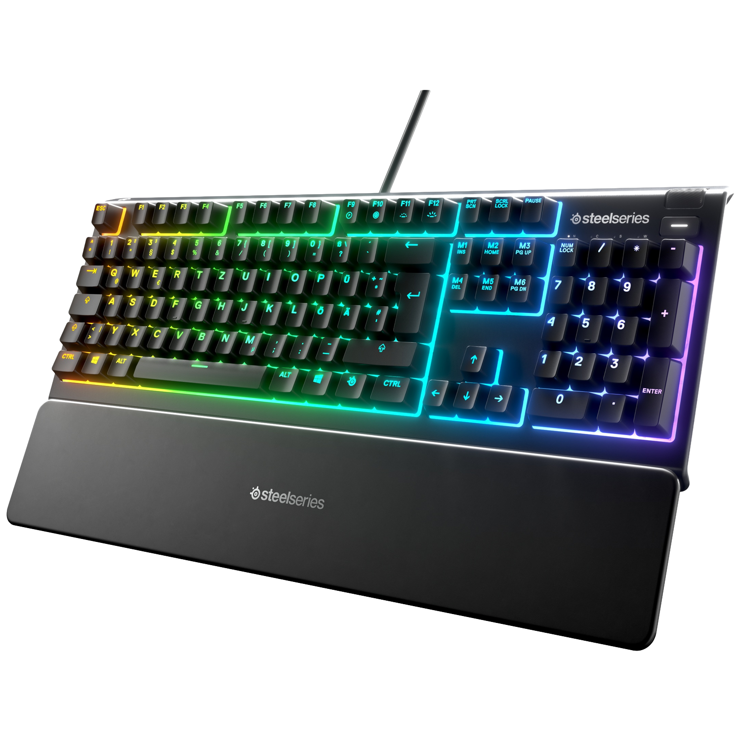 Zwart SteelSeries-toetsenbord met regenboogverlichte toetsen en polssteun. Merklogo zichtbaar. Kabel aangesloten.