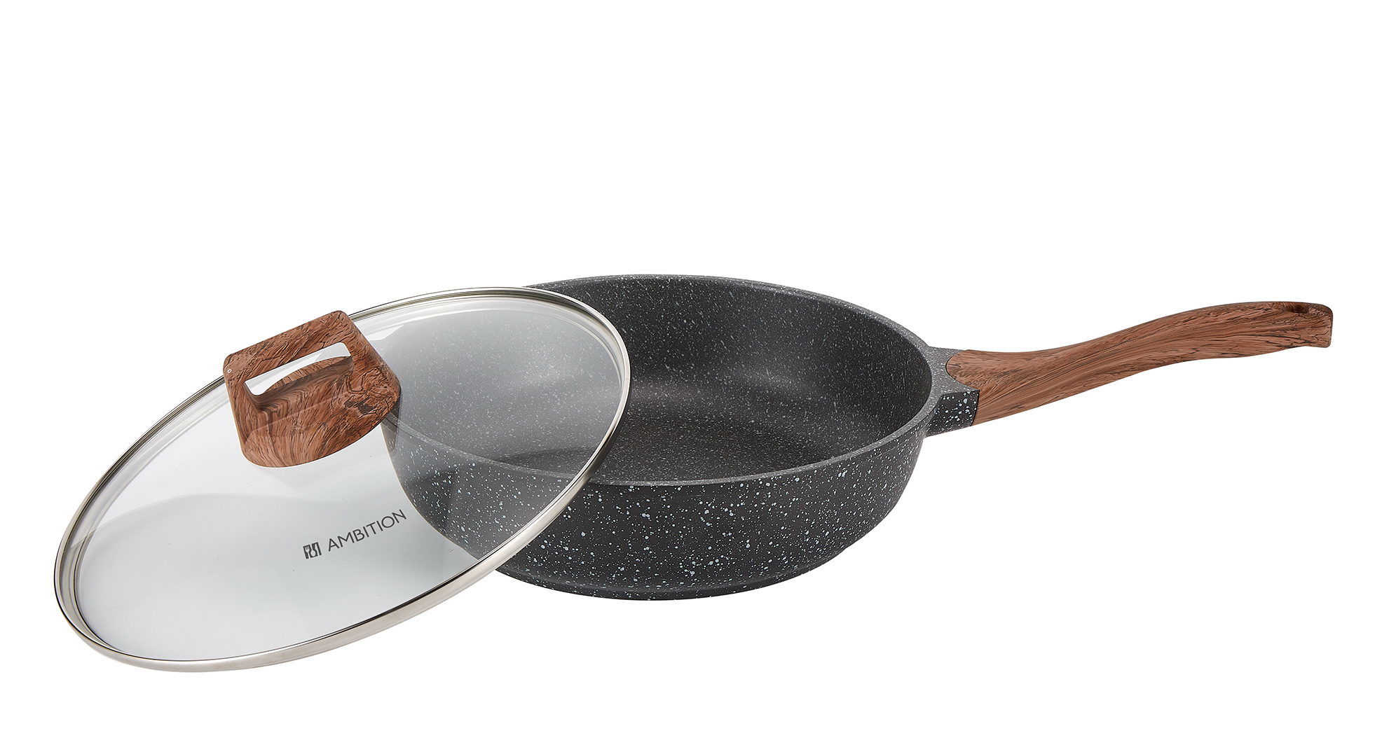 Patelnia z szklaną pokrywką. Patelnia jest ciemnoszara z drewnianym uchwytem i uchwytem pokrywy. Pokrywa jest częściowo otwarta.
