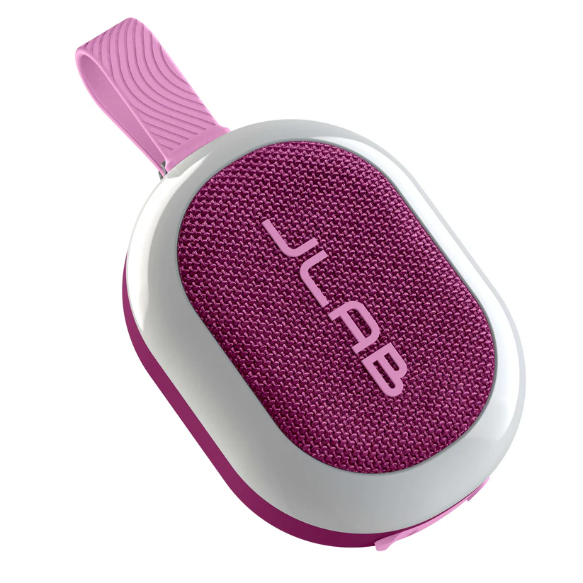 Ein pinkfarbener JLab-Lautsprecher mit Griff. Er hat eine Mesh-Front, weiße und pinkfarbene Akzente und das JLab-Logo.