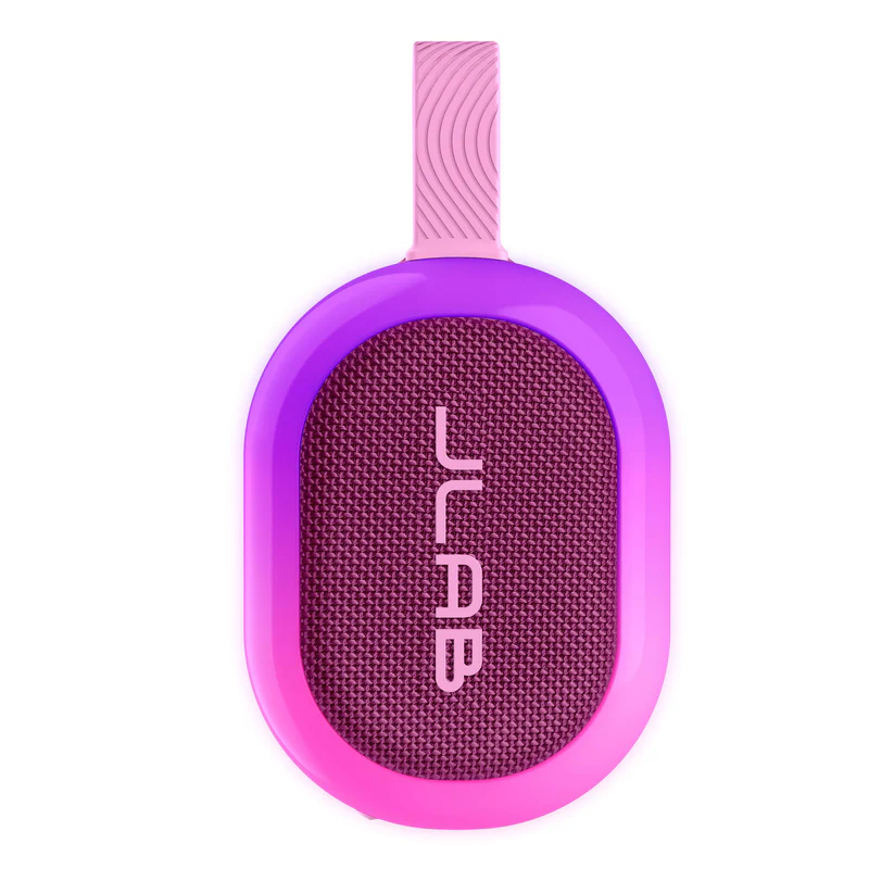 Ein lila-pinkfarbener JLab-Lautsprecher mit rosa Griff. Der Lautsprecher hat eine Mesh-Front und das JLab-Logo.
