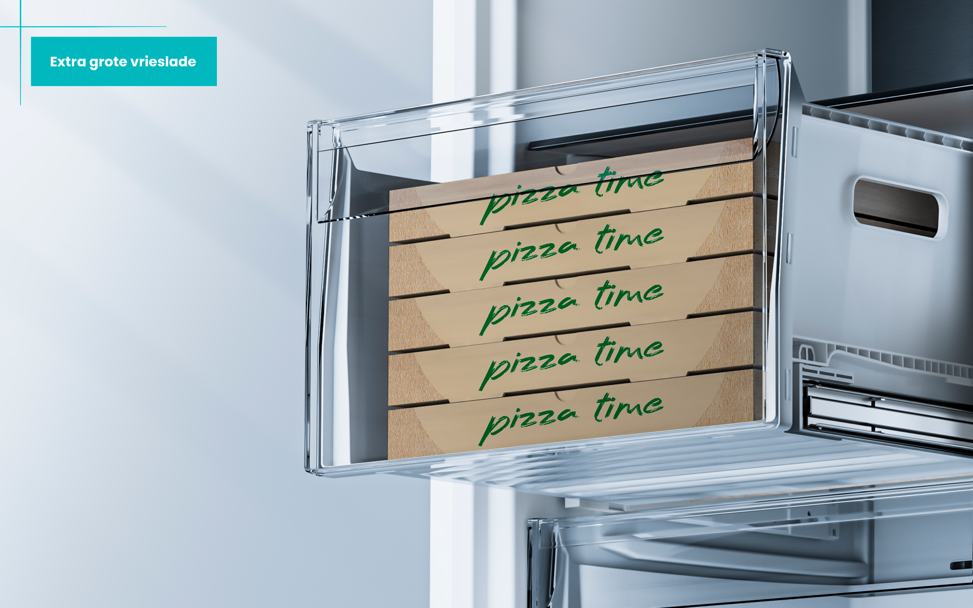Open vrieslade met vijf pizzadozen. De dozen zijn voorzien van de tekst 'pizza time'. De lade bevindt zich in een witte koelkast.