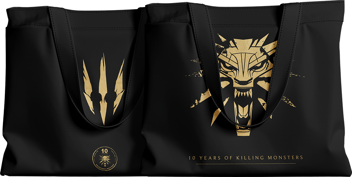 Fekete bevásárlótáskák arany Witcher szimbólumokkal. Az egyik egy farkasfej, a másik három stilizált kard. A felirat: "10 Years of Killing Monsters".