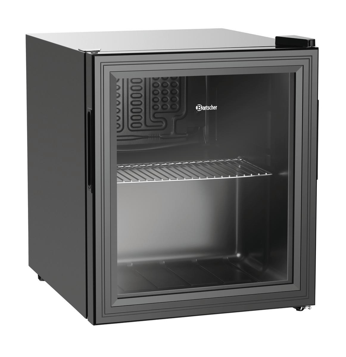 Ein schwarzer Minikühlschrank mit Glastür. Innen befindet sich ein Drahtregal. Die Marke 'Bartscher' ist sichtbar.