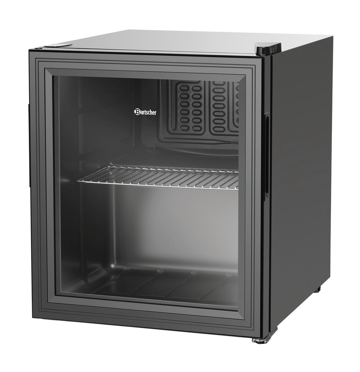 Ein schwarzer Minikühlschrank mit Glastür, Metallregal und 'Bartscher'-Logo. Innenraum mit Kühlelementen.