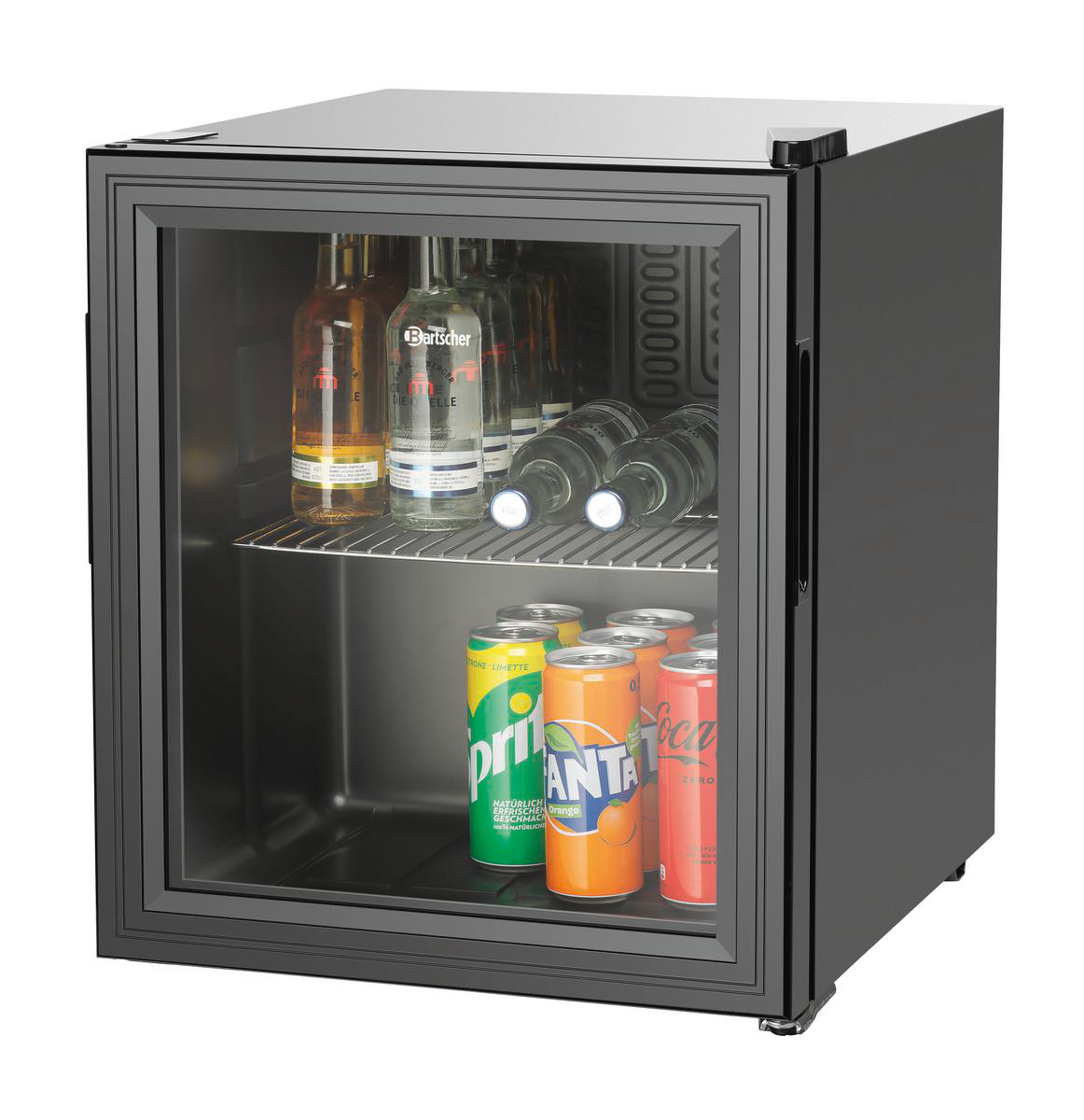 Ein kleiner schwarzer Kühlschrank mit Glastür. Im Inneren befinden sich Flaschen und Dosen mit Getränken. Marken wie Bartscher, Fanta und Coca-Cola sind sichtbar.